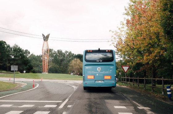 El polígono se integra en la Red de Transporte Público de Galicia. 